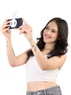 MAGNAURA magnetic light attached to a phone during a selfie