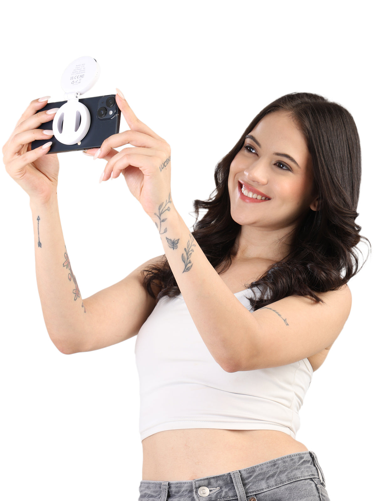 MAGNAURA magnetic light attached to a phone during a selfie